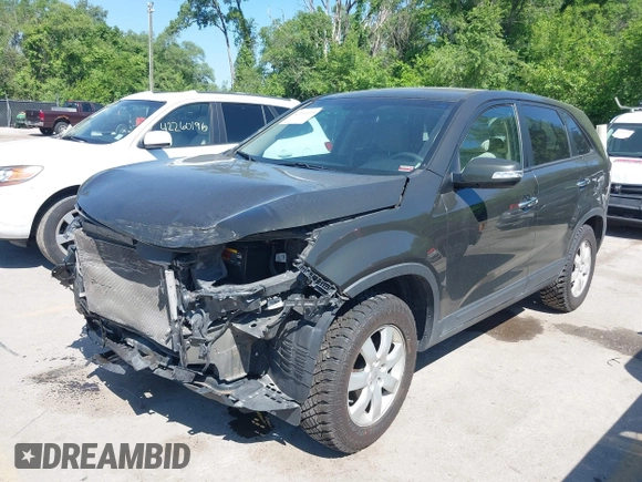 2012 Kia Sorento LX z VIN 5XYKT3A15CG191986, wystawiony jako IAAI lot #42261039 z przebiegiem 161 816 mil mil oraz . Historia ofert i sprzedaży dostępna na DreamBid. Obrazek 2.