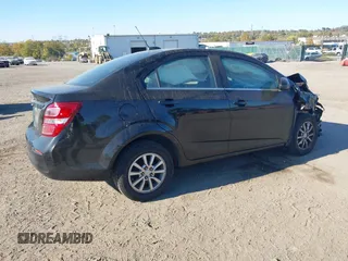 2018 Chevrolet Sonic LT z VIN 1G1JD5SB8J4121320, wystawiony jako IAAI lot #40604581 z przebiegiem 97 602 mil mil oraz . Historia ofert i sprzedaży dostępna na DreamBid. Obrazek 4.