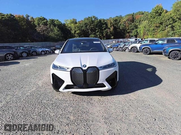 2025 BMW iX xDrive50 z VIN WB523CF00SCS98944, wystawiony jako Copart lot #79060344 z przebiegiem 8 mil mil oraz Szkoda całkowita • Salvage title. Historia ofert i sprzedaży dostępna na DreamBid. Obrazek 5.