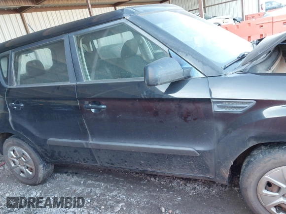 2011 Kia Soul with VIN KNDJT2A17B7733770, listed as a IAAI auction lot 41250008 with 182,515 mi miles. Bid and sale history available at carsss.com. Image 13.