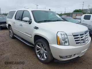 2007 Cadillac Escalade ESV with VIN 1GYFK66887R202024, listed as a IAAI auction lot 41841337 with 185,085 mi miles. Bid and sale history available at carsss.com. Image 1.