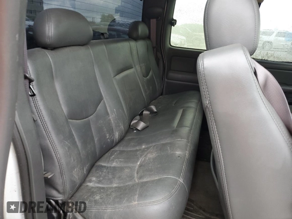 2004 GMC Sierra 1500 SLE z VIN 1GTEK19TX4E122294, wystawiony jako Copart lot #56576185 z przebiegiem 322 130 mil mil oraz Czysty tytuł • Clean title. Historia ofert i sprzedaży dostępna na DreamBid. Obrazek 10.