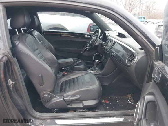 2012 Volkswagen Beetle 2.0T Turbo PZEV with VIN 3VWVA7AT1CM635697, listed as a IAAI auction lot 41552112 with 150,689 mi miles. Bid and sale history available at carsss.com. Image 4.