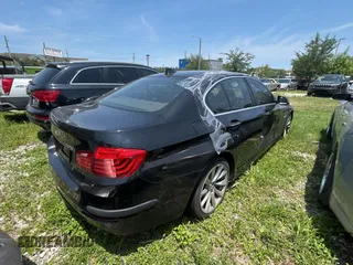 2015 BMW 5 Series 528i z VIN WBA5A5C54FD523446, wystawiony jako Copart lot #58411705 z przebiegiem 165 596 mil mil oraz Czysty tytuł • Clean title. Historia ofert i sprzedaży dostępna na DreamBid. Obrazek 4.