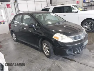 2008 Nissan Versa S z VIN 3N1BC11E28L385904, wystawiony jako IAAI lot #42527254 z przebiegiem 175 916 mil mil oraz . Historia ofert i sprzedaży dostępna na DreamBid. Obrazek 1.