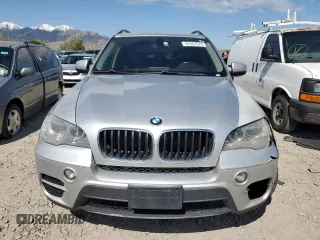 2013 BMW X5 xDrive35i z VIN 5UXZV4C50D0E05712, wystawiony jako Copart lot #57557575 z przebiegiem 118 243 mil mil oraz Szkoda całkowita • Salvage title. Historia ofert i sprzedaży dostępna na DreamBid. Obrazek 5.