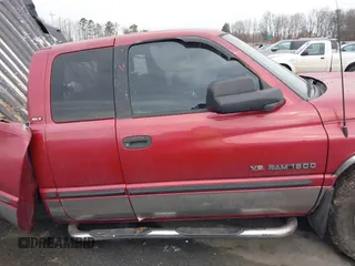 1998 Dodge 1500 z VIN 3B7HC13Z8WG211462, wystawiony jako IAAI lot #41468214 z przebiegiem 259 305 mil mil oraz . Historia ofert i sprzedaży dostępna na DreamBid. Obrazek 13.