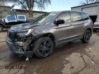 2021 Honda Passport Sport z VIN 5FNYF7H28MB000240, wystawiony jako Copart lot #79478404 z przebiegiem 104 875 mil mil oraz Szkoda całkowita • Salvage title. Historia ofert i sprzedaży dostępna na DreamBid. Obrazek 1.