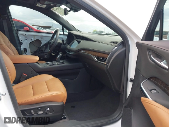 2022 Cadillac XT4 FWD Sport with VIN 1GYFZER44NF164899, listed as a IAAI auction lot 42152554 with 8,058 mi miles and . Bid and sale history available at DreamBid. Image 5.