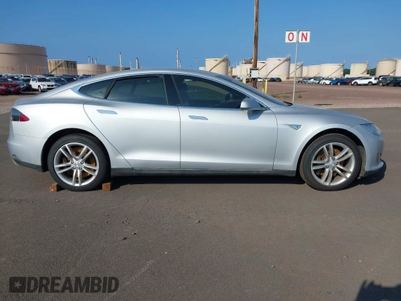2013 Tesla Model S with VIN 5YJSA1AC3DFP10537, listed as a IAAI auction lot 40707549 with 103,111 mi miles and . Bid and sale history available at DreamBid. Image 14.