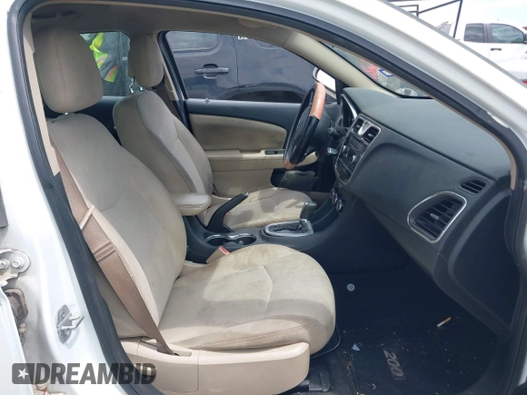 2013 Chrysler 200 LX z VIN 1C3CCBABXDN636194, wystawiony jako IAAI lot #42473918 z przebiegiem 162 609 mil mil oraz . Historia ofert i sprzedaży dostępna na DreamBid. Obrazek 5.