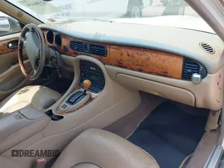 1999 Jaguar XJ z VIN SAJKD6045XC875524, wystawiony jako IAAI lot #42396434 z przebiegiem 167 104 mil mil oraz . Historia ofert i sprzedaży dostępna na DreamBid. Obrazek 5.