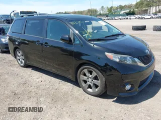 2012 Toyota Sienna SE z VIN 5TDXK3DC7CS262033, wystawiony jako IAAI lot #42135817 z przebiegiem 134 546 mil mil oraz . Historia ofert i sprzedaży dostępna na DreamBid. Obrazek 1.