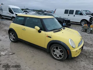 2005 MINI Cooper Hardtop with VIN WMWRC33435TJ66935, listed as a Copart auction lot 51991745 with 163,006 mi miles and Salvage Title. Bid and sale history available at carsss.com. Image 4.