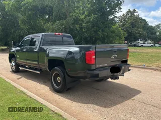 2017 Chevrolet Silverado 3500HD High Country z VIN 1GC4K1EY9HF160774, wystawiony jako Copart lot #58665585 z przebiegiem 388 613 mil mil oraz Tytuł czysty. Historia ofert i sprzedaży dostępna na DreamBid. Obrazek 3.