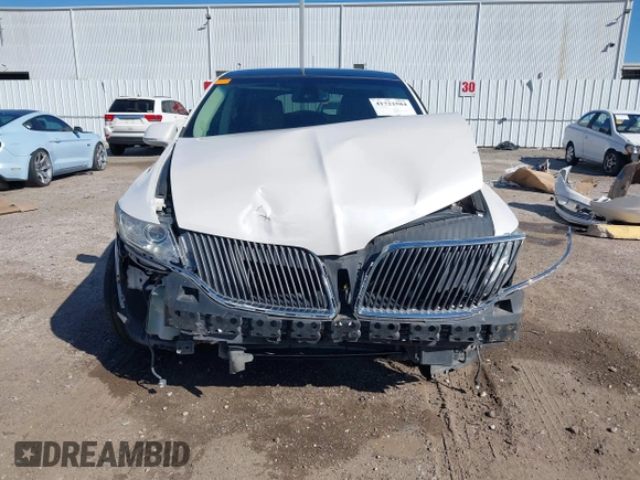 2016 Lincoln MKT EcoBoost z VIN 2LMHJ5AT0GBL00877, wystawiony jako IAAI lot #41722584 z przebiegiem 148 585 mil mil oraz . Historia ofert i sprzedaży dostępna na DreamBid. Obrazek 13.