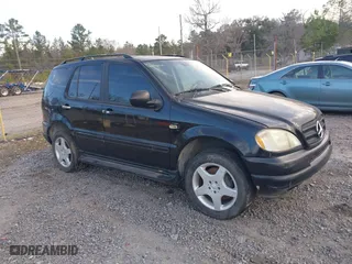 2000 Mercedes-Benz M-Class with VIN 4JGAB72E0YA146349, listed as a IAAI auction lot 41659441 with 206,030 mi miles. Bid and sale history available at carsss.com. Image 1.