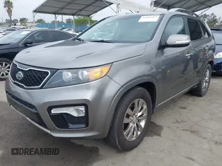 2013 Kia Sorento SX z VIN 5XYKW4A23DG400942, wystawiony jako IAAI lot #42185267 z przebiegiem 162 209 mil mil oraz . Historia ofert i sprzedaży dostępna na DreamBid. Obrazek 2.
