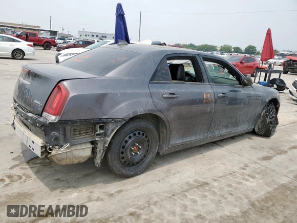 2018 Chrysler 300 S z VIN 2C3CCABG1JH295888, wystawiony jako Copart lot #56899745 z przebiegiem 111 826 mil mil oraz Szkoda całkowita • Salvage title. Historia ofert i sprzedaży dostępna na DreamBid. Obrazek 3.
