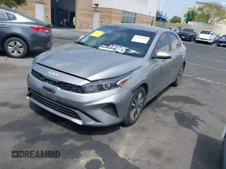2024 Kia Forte LXS z VIN 3KPF24AD1RE748029, wystawiony jako IAAI lot #42107090 z przebiegiem 27 832 mil mil oraz . Historia ofert i sprzedaży dostępna na DreamBid. Obrazek 2.