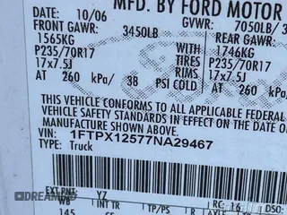 2007 Ford F-150 XLT z VIN 1FTPX12577NA29467, wystawiony jako IAAI lot #42821257 z przebiegiem 232 996 mil mil oraz . Historia ofert i sprzedaży dostępna na DreamBid. Obrazek 6.