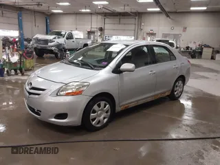 2008 Toyota Yaris z VIN JTDBT923884038527, wystawiony jako IAAI lot #42059011 z przebiegiem 232 431 mil mil oraz . Historia ofert i sprzedaży dostępna na DreamBid. Obrazek 2.
