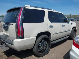 2007 Cadillac Escalade z VIN 1GYFK63857R355240, wystawiony jako IAAI lot #42165120 z przebiegiem Nie podano mil oraz . Historia ofert i sprzedaży dostępna na DreamBid. Obrazek 4.
