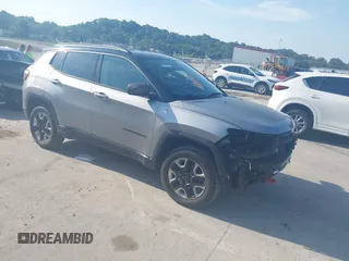 2017 Jeep Compass Trailhawk z VIN 3C4NJDDB3HT624492, wystawiony jako IAAI lot #42618883 z przebiegiem 105 140 mil mil oraz . Historia ofert i sprzedaży dostępna na DreamBid. Obrazek 1.