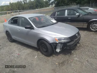2014 Volkswagen Jetta S z VIN 3VW2K7AJXEM355536, wystawiony jako IAAI lot #37320896 z przebiegiem 129 450 mil mil oraz . Historia ofert i sprzedaży dostępna na DreamBid. Obrazek 1.