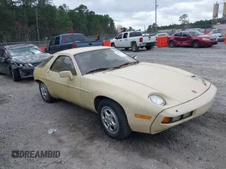 1982 Porsche 928 z VIN WP0JA0921CS820795, wystawiony jako IAAI lot #41741787 z przebiegiem 121 568 mil mil oraz . Historia ofert i sprzedaży dostępna na DreamBid. Obrazek 1.