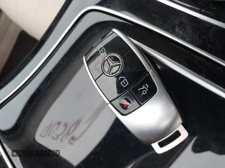 2018 Mercedes-Benz E 300 with VIN WDDZF4KB3JA385504, listed as a IAAI auction lot 42340289 with 15,336 mi miles and . Bid and sale history available at DreamBid. Image 11.