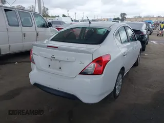 2019 Nissan Versa SV z VIN 3N1CN7AP1KL838940, wystawiony jako IAAI lot #42191914 z przebiegiem 72 374 mil mil oraz . Historia ofert i sprzedaży dostępna na DreamBid. Obrazek 4.