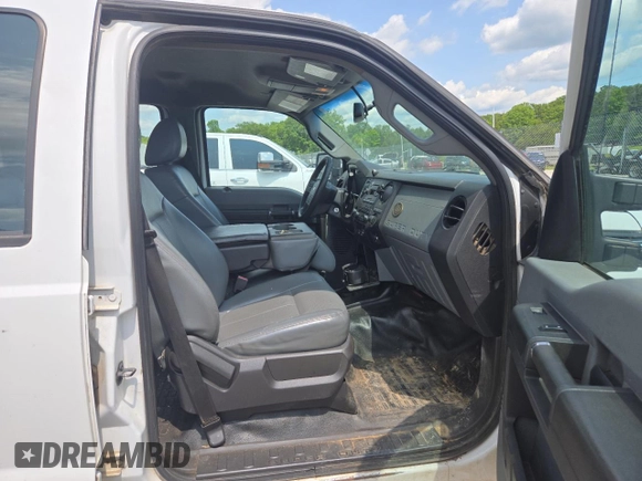 2014 Ford F-250 XL z VIN 1FT7W2BT0EEA85688, wystawiony jako Copart lot #59367595 z przebiegiem 240 899 mil mil oraz Czysty tytuł • Clean title. Historia ofert i sprzedaży dostępna na DreamBid. Obrazek 5.