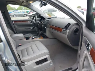 2007 Volkswagen Touareg V6 z VIN WVGZE77L57D000964, wystawiony jako IAAI lot #42159667 z przebiegiem 143 542 mil mil oraz . Historia ofert i sprzedaży dostępna na DreamBid. Obrazek 5.