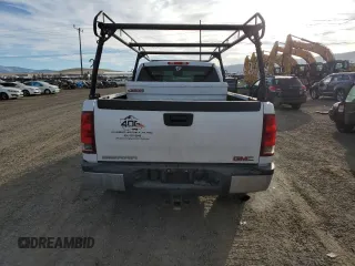 2011 GMC Sierra 2500HD Work Truck z VIN 1GT22ZCG8BZ312243, wystawiony jako Copart lot #83358544 z przebiegiem 186 584 mil mil oraz Szkoda całkowita • Salvage title. Historia ofert i sprzedaży dostępna na DreamBid. Obrazek 6.