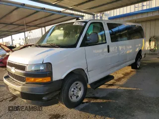 2023 Chevrolet Express Passenger LS z VIN 1GAZGNFP2P1259686, wystawiony jako Copart lot #79679114 z przebiegiem 9 322 mil mil oraz Szkoda całkowita • Salvage title. Historia ofert i sprzedaży dostępna na DreamBid. Obrazek 1.