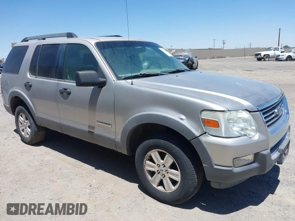 2006 Ford Explorer XLT z VIN 1FMEU63E26UA69774, wystawiony jako IAAI lot #42384629 z przebiegiem 183 795 mil mil oraz . Historia ofert i sprzedaży dostępna na DreamBid. Obrazek 1.