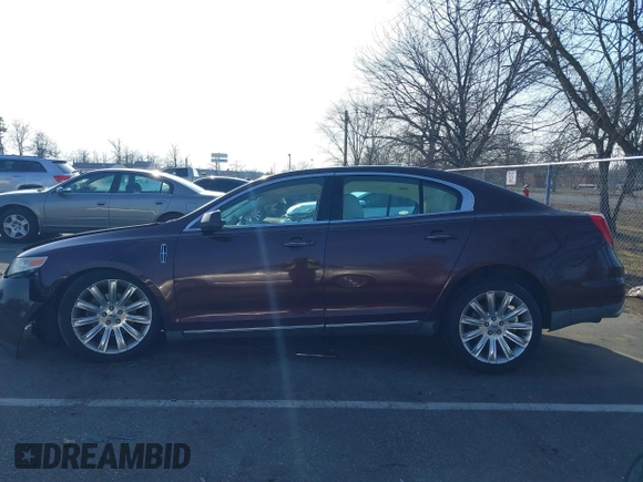2011 Lincoln MKS z VIN 1LNHL9ERXBG603713, wystawiony jako IAAI lot #41215820 z przebiegiem 133 888 mil mil oraz . Historia ofert i sprzedaży dostępna na DreamBid. Obrazek 14.