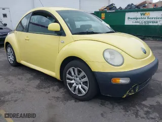 2000 Volkswagen New Beetle GLS with VIN 3VWCA21C2YM470471, listed as a IAAI auction lot 42025661 with 148,893 mi miles. Bid and sale history available at carsss.com. Image 1.