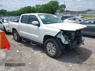 2024 Nissan Frontier SV z VIN 1N6ED1EK9RN633202, wystawiony jako IAAI lot #42227535 z przebiegiem 26 224 mil mil oraz . Historia ofert i sprzedaży dostępna na DreamBid. Obrazek 1.