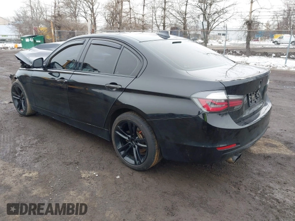 2015 BMW 3 Series 328i xDrive z VIN WBA3B5C55FF959652, wystawiony jako IAAI lot #41545937 z przebiegiem 101 637 mil mil oraz . Historia ofert i sprzedaży dostępna na DreamBid. Obrazek 3.
