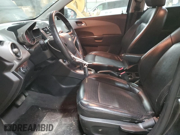 2014 Chevrolet Sonic LTZ z VIN 1G1JE6SB8E4233382, wystawiony jako Copart lot #48941115 z przebiegiem 95 876 mil mil oraz Szkoda całkowita • Salvage title. Historia ofert i sprzedaży dostępna na DreamBid. Obrazek 7.