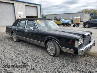 1988 Lincoln Town Car z VIN 1LNBM82F3JY704849, wystawiony jako Copart lot #55439395 z przebiegiem 63 339 mil mil oraz Czysty tytuł • Clean title. Historia ofert i sprzedaży dostępna na DreamBid. Obrazek 4.