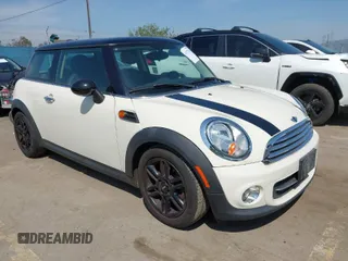 2013 MINI Hardtop z VIN WMWSU3C52DT687909, wystawiony jako IAAI lot #41977749 z przebiegiem 81 024 mil mil oraz . Historia ofert i sprzedaży dostępna na DreamBid. Obrazek 1.