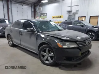 2013 Volkswagen Passat SE z VIN 1VWBH7A38DC085268, wystawiony jako IAAI lot #41811430 z przebiegiem 155 813 mil mil oraz . Historia ofert i sprzedaży dostępna na DreamBid. Obrazek 1.