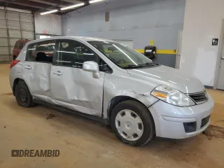 2009 Nissan Versa S z VIN 3N1BC13E19L388906, wystawiony jako Copart lot #53181175 z przebiegiem 52 493 mil mil oraz Szkoda całkowita • Salvage title. Historia ofert i sprzedaży dostępna na DreamBid. Obrazek 4.