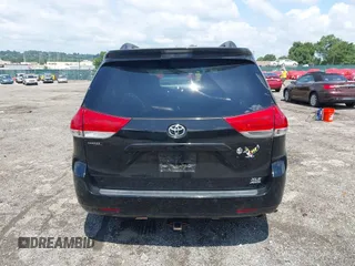 2013 Toyota Sienna XLE z VIN 5TDDK3DC8DS064047, wystawiony jako IAAI lot #42755455 z przebiegiem 143 604 mil mil oraz . Historia ofert i sprzedaży dostępna na DreamBid. Obrazek 16.