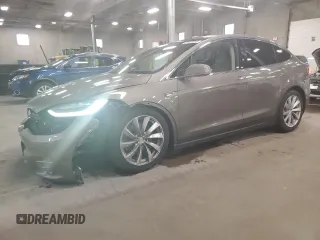 2016 Tesla Model X 70D z VIN 5YJXCBE20GF003018, wystawiony jako Copart lot #57671695 z przebiegiem 117 238 mil mil oraz Szkoda całkowita • Salvage title. Historia ofert i sprzedaży dostępna na DreamBid. Obrazek 1.