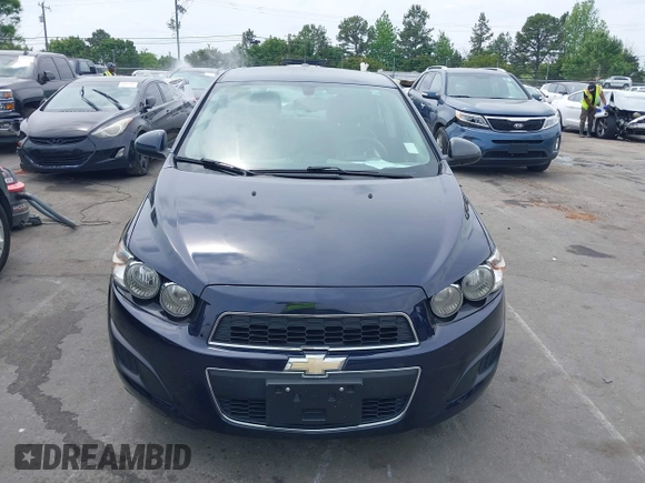2015 Chevrolet Sonic LS z VIN 1G1JA5SH2F4114299, wystawiony jako IAAI lot #42078790 z przebiegiem 112 719 mil mil oraz . Historia ofert i sprzedaży dostępna na DreamBid. Obrazek 12.