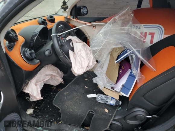 2019 Smart fortwo Pure z VIN WMEFJ9BA3KK410320, wystawiony jako Copart lot #82931664 z przebiegiem Nie podano mil oraz Szkody całkowita. Historia ofert i sprzedaży dostępna na DreamBid. Obrazek 7.